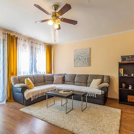 3 Bedroom Lovely In Feriehus