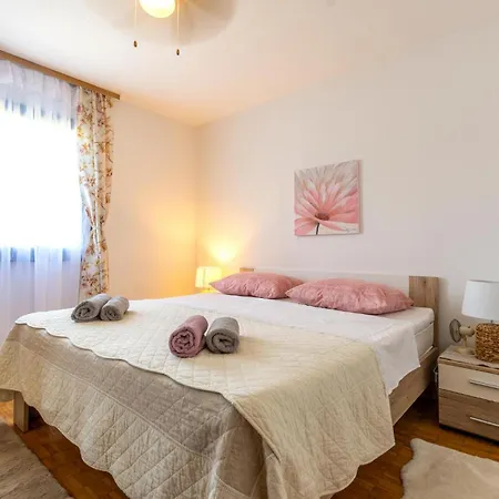 3 Bedroom Lovely In Blato na Cetini