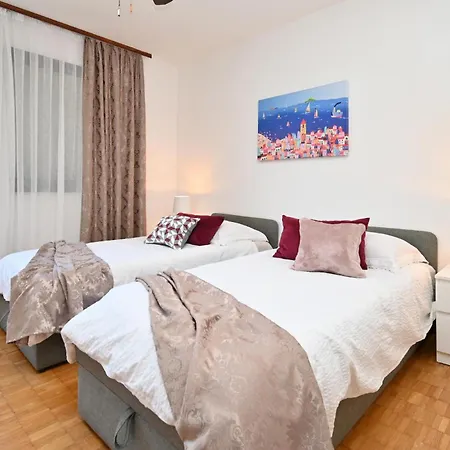 3 Bedroom Lovely In Feriehus